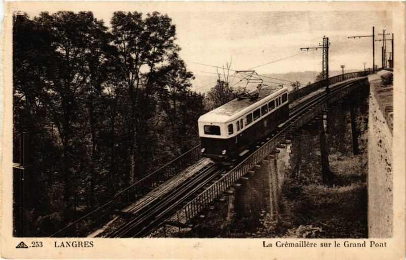 Carte postale ancienne Langres - La Cremaillere sur le Grand Pont à Langres