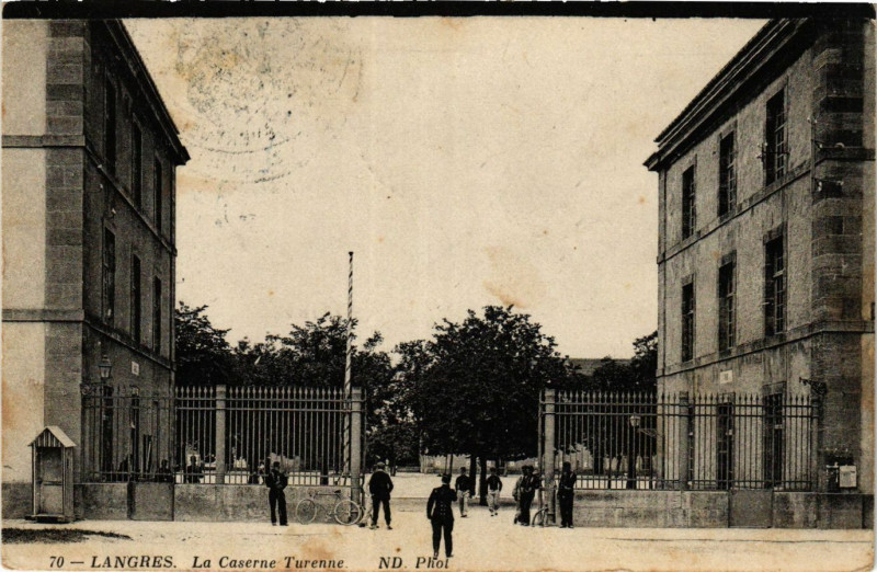 Carte postale ancienne Langres - La Caserne Turenne à Langres