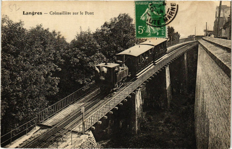 Carte postale ancienne Langres - Cremaillere sur le Pont à Langres