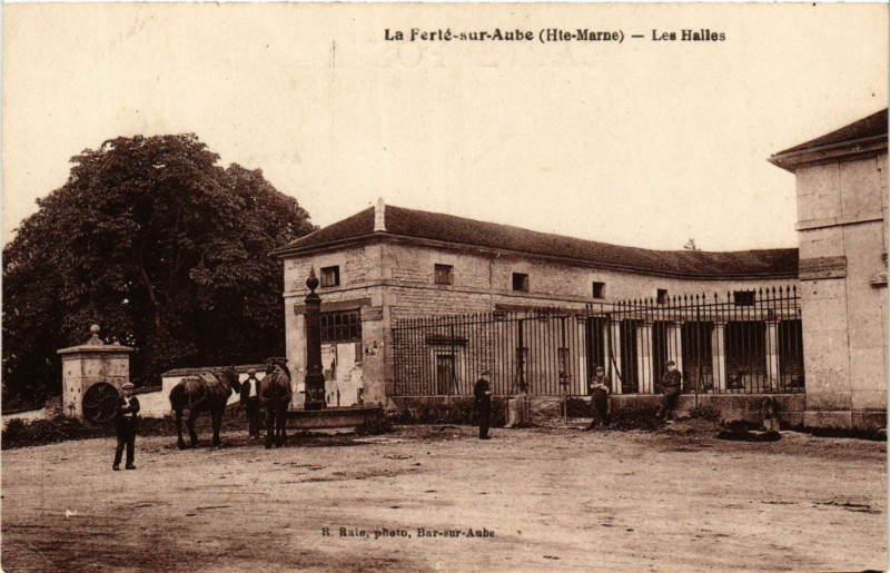 Carte postale ancienne La Ferie sur Aube - Les Halles