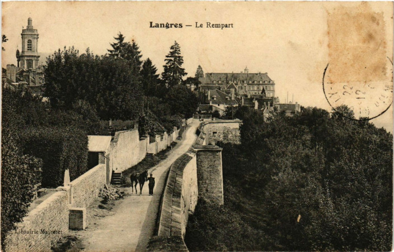 Carte postale ancienne Langres - Le Rempart à Langres