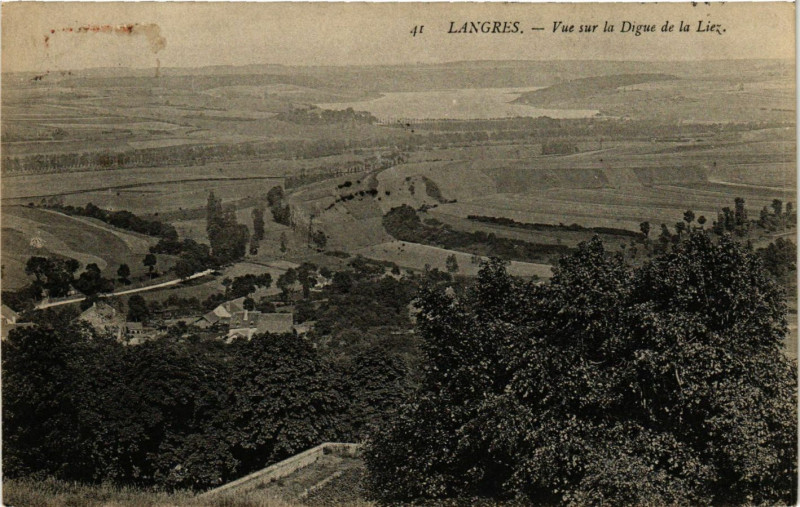 Carte postale ancienne Langres - Vue sur la Digue de la Liez à Langres