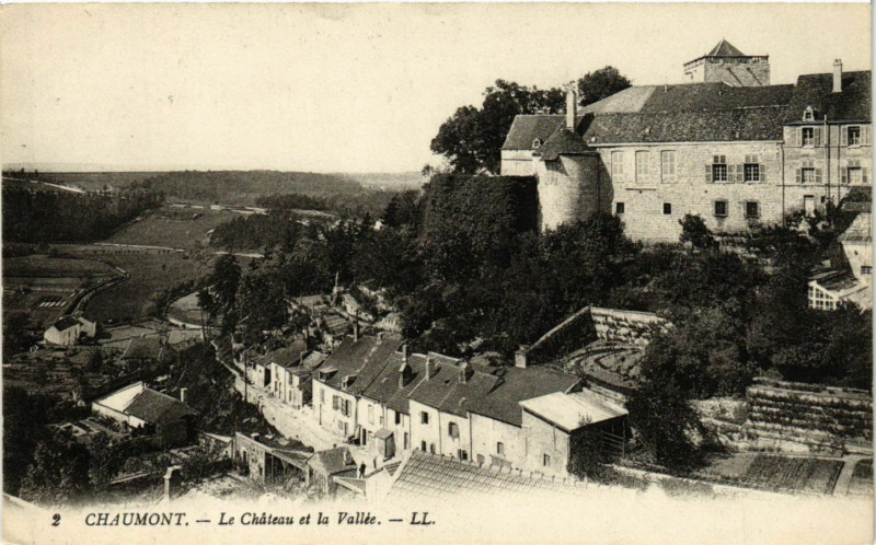 Carte postale ancienne Chaumont - Le Cháteau et la Vallée à Chaumont