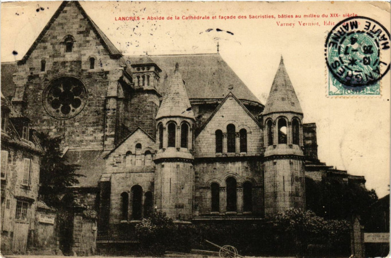 Carte postale ancienne Langres - Abside de la Cathédrale et facade des Sacristies... à Langres
