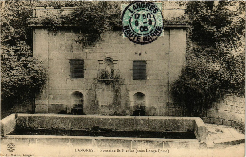 Carte postale ancienne Langres - Fontaine Saint-Nicolas (sous Longe-Porte ) à Langres