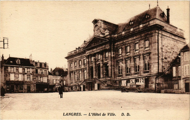 Carte postale ancienne Langres - L'Hotel de Ville à Langres