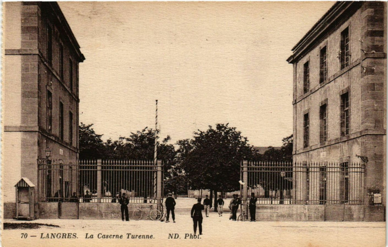 Carte postale ancienne Langres - La Caserne Turenne à Langres
