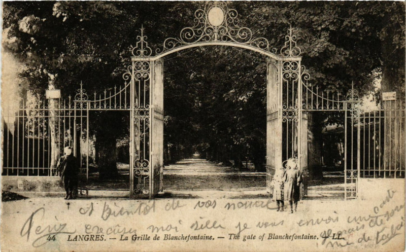Carte postale ancienne Langres - La Grille de Blanchefontaine - The gate of ... à Langres