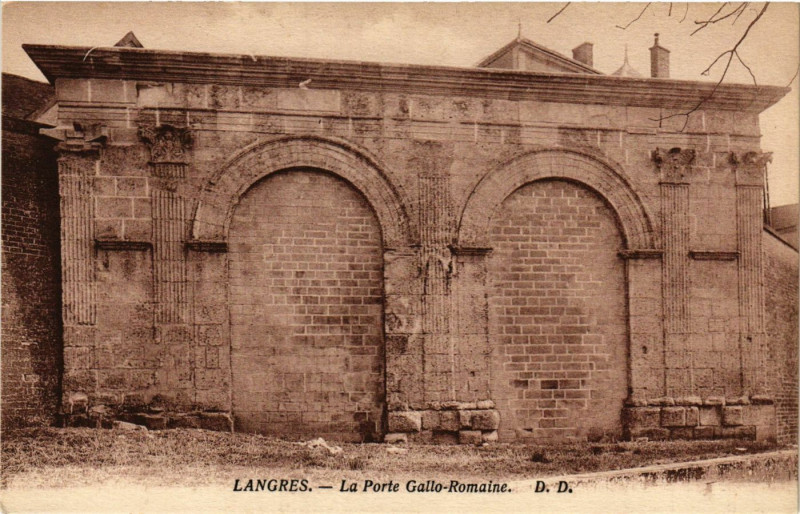 Carte postale ancienne Langres - La Porte Gallo-Romaine à Langres