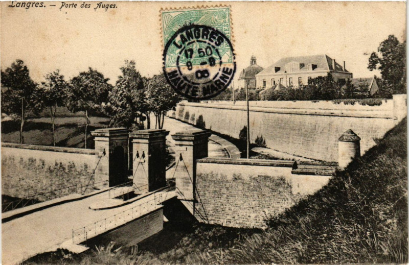 Carte postale ancienne Langres - Porte des Auges à Langres