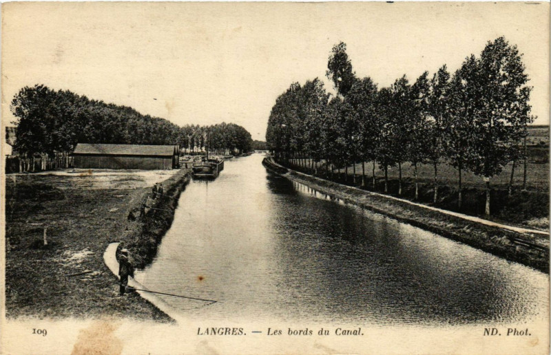 Carte postale ancienne Langres - Saint-Giergues - Les bords du Canal à Langres