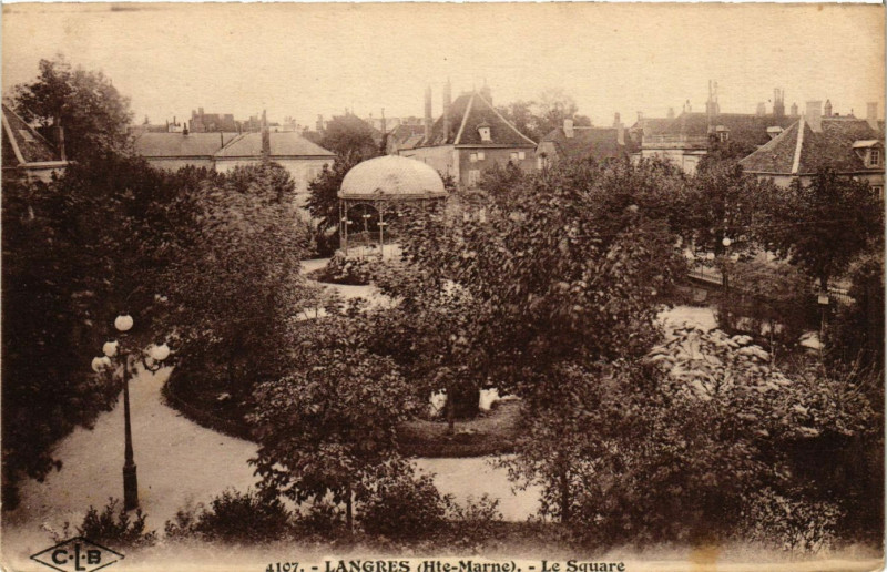 Carte postale ancienne Langres(Hte-Marne) - Le Square à Langres