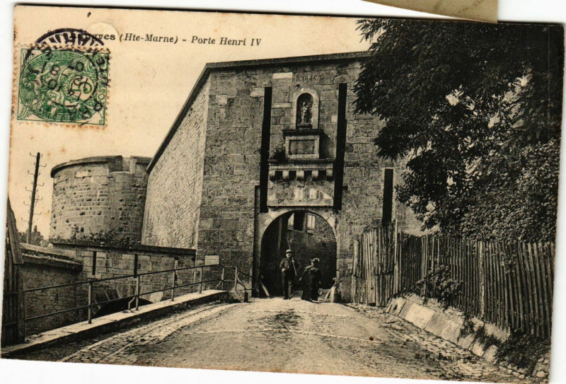 Carte postale ancienne Langres(Hte-Marne) - Porte Henri Iv à Langres