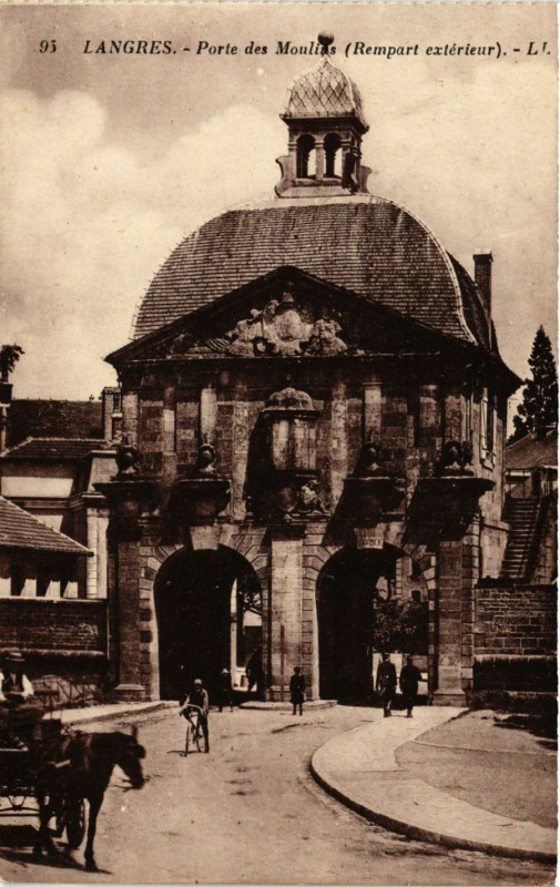 Carte postale ancienne Langres - Porte des Moulins (Rempart extérieur) à Langres