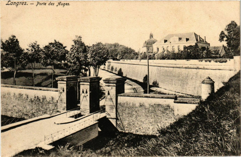Carte postale ancienne Langres - Porte des Auges à Langres