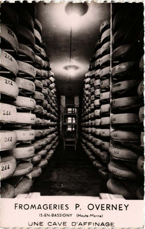 Carte postale ancienne Une Cave d'Affinage