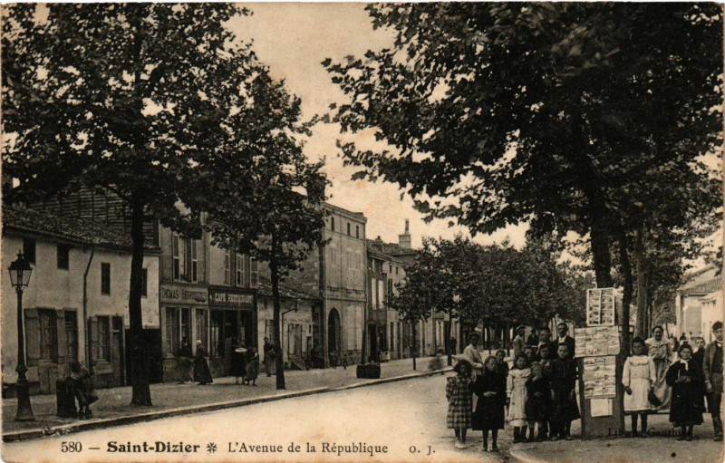 Carte postale ancienne Saint-Dizier - L'Avenue de la Republique à Saint-Dizier
