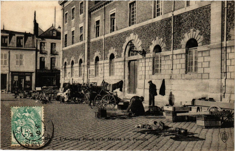 Carte postale ancienne Ancienne Prison et le Marche a la Ferraille