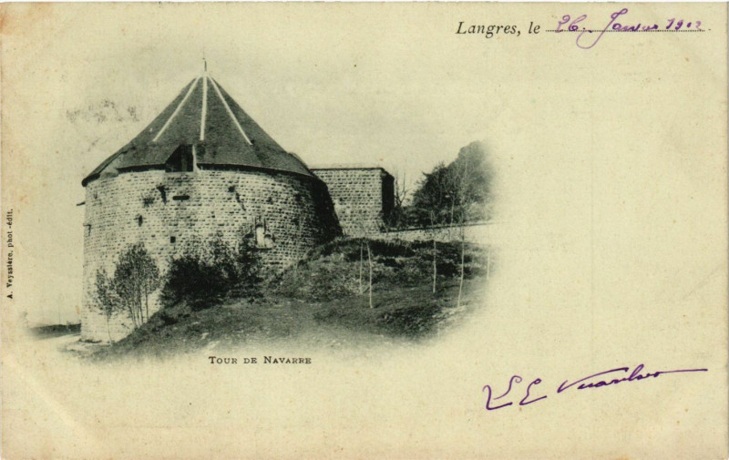 Carte postale ancienne Langres - Tour de Navarre à Langres