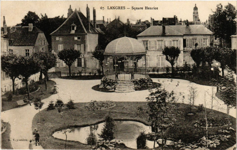 Carte postale ancienne Langres - Square Henriot à Langres