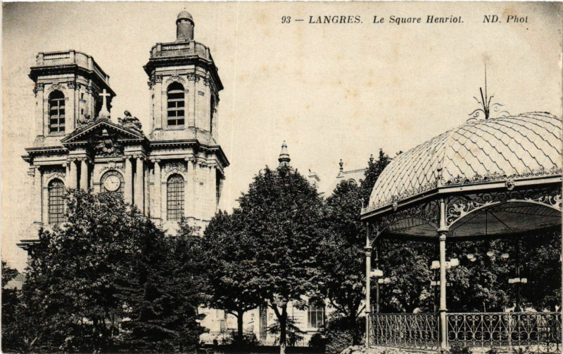 Carte postale ancienne Langres - Le Square Henriot à Langres
