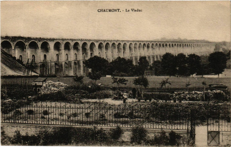 Carte postale ancienne Chaumont - Le Viaduc à Chaumont