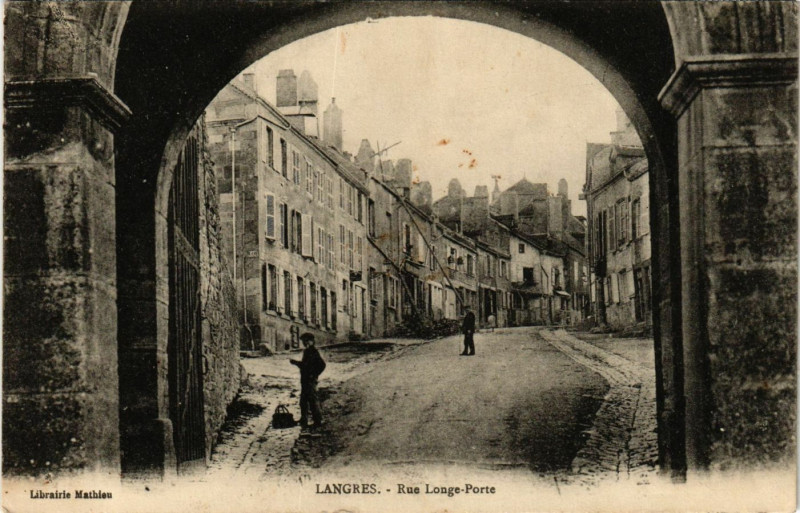 Carte postale ancienne Langres - Rue Longe Porte à Langres
