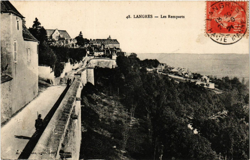 Carte postale ancienne Langres - Les Remparts à Langres