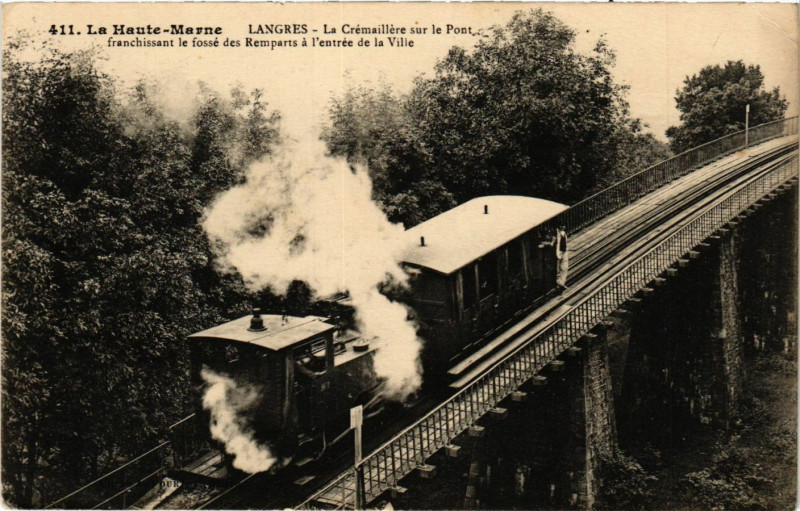 Carte postale ancienne Langres - La Cremaillere sur le Port à Langres