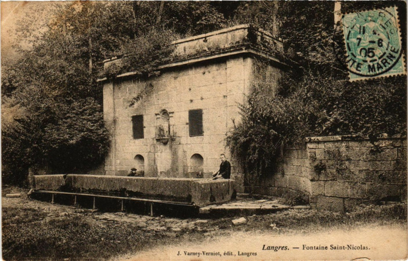 Carte postale ancienne Langres - Fontaine Saint-Nicolas à Langres