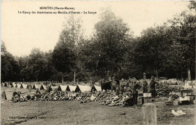 Carte postale ancienne Hortes - Le Camp des Americains