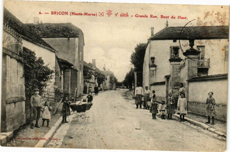 Carte postale ancienne Bricon - Grande Rue à Bricon