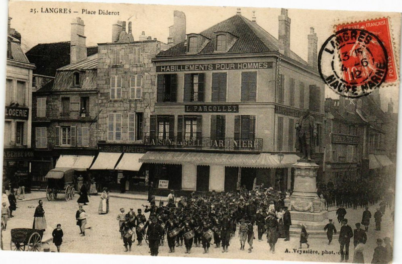 Carte postale ancienne Langres - Place Diderot à Langres