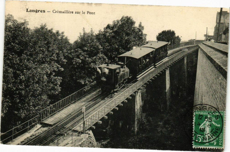 Carte postale ancienne Langres - Cremaillere sur le Pont à Langres