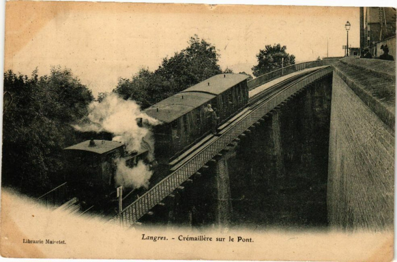 Carte postale ancienne Langres - Cremaillere sur le Pont à Langres