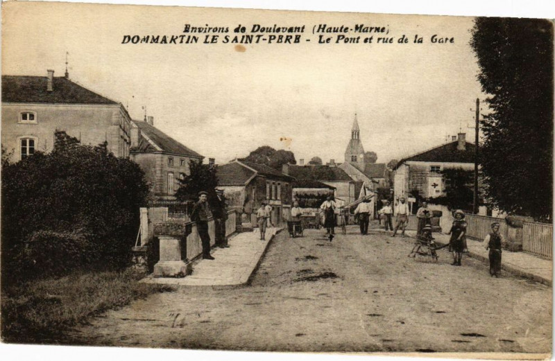 Carte postale ancienne Dommartin le Saint-Pere - Le Pont et rue de la Gare à Dommartin-le-Saint-Père