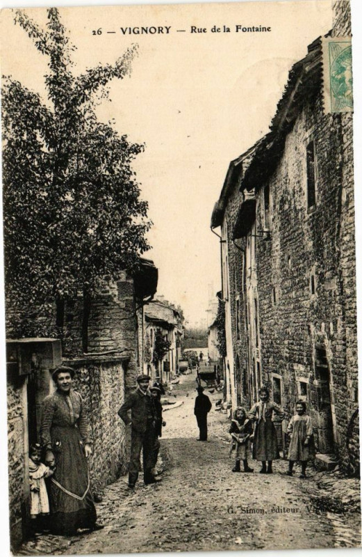 Carte postale ancienne Vignory - Rue de la Fontaine à Vignory
