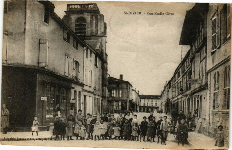 Carte postale ancienne Saint-Dizier - Rue Emile-Giros à Saint-Dizier