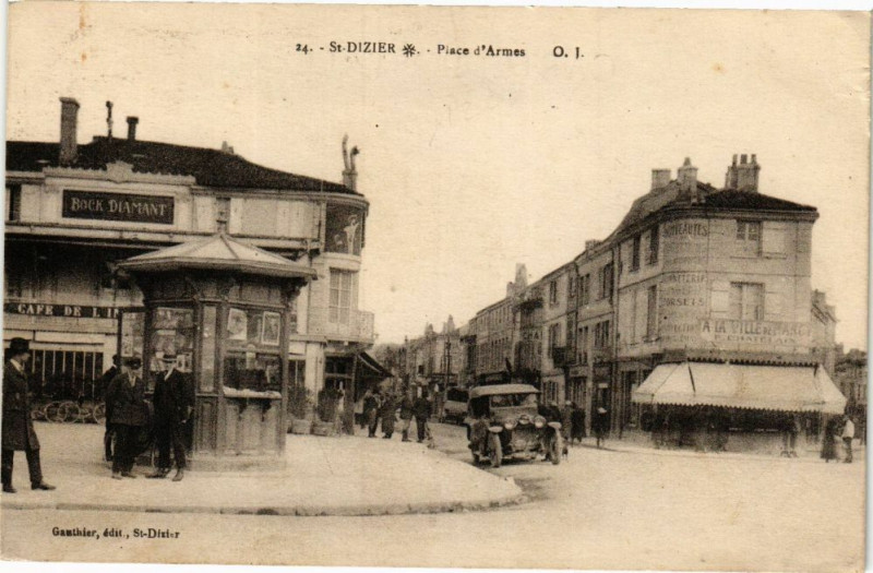 Carte postale ancienne Saint-Dizier - Place d'Armes à Saint-Dizier