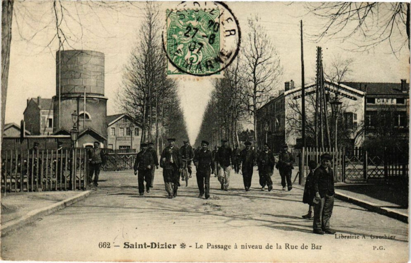 Carte postale ancienne Saint-Dizier - Le Passage a niveau de la Rue de Bar à Saint-Dizier
