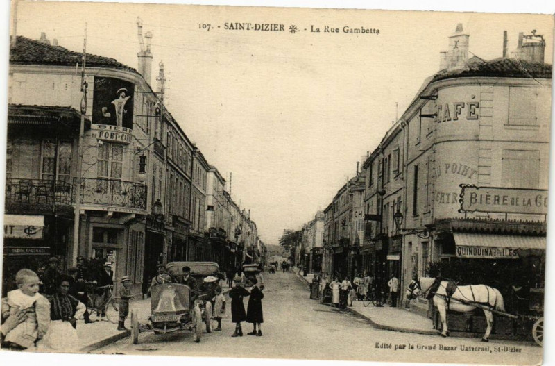 Carte postale ancienne Saint-Dizier - La Rue Gambetta à Saint-Dizier