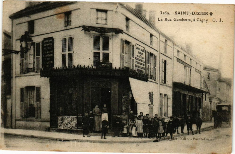 Carte postale ancienne Saint-Dizier - La Rue Gambetta à Saint-Dizier