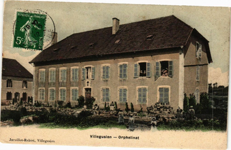 Carte postale ancienne Villegusien - Orphelinat
