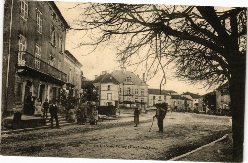 Carte postale ancienne La Place de Voisey à Voisey