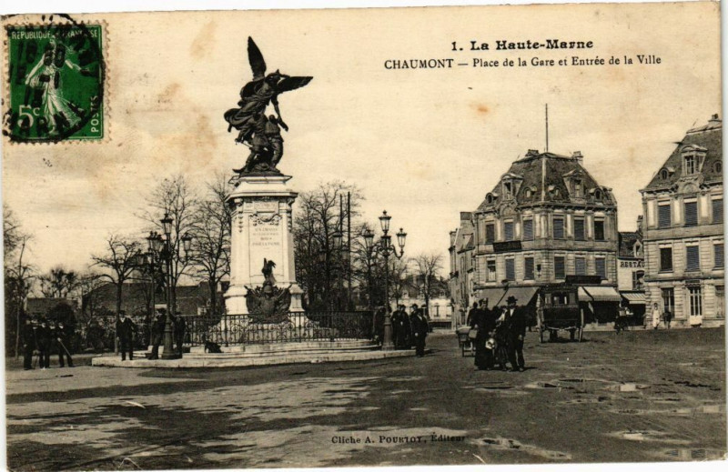 Carte postale ancienne Chaumont - Place de la Gare à Chaumont