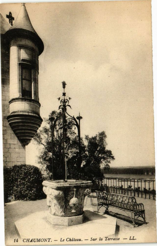 Carte postale ancienne Chaumont - Le Chateau à Chaumont