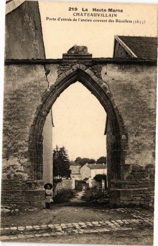 Carte postale ancienne Chateauvillain - Porte d'Entree de l'Ancien couvent à Châteauvillain