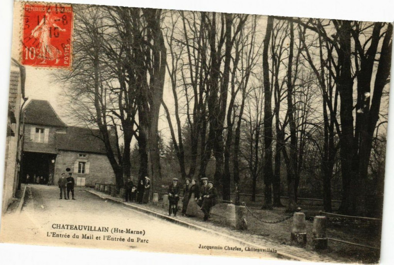 Carte postale ancienne Chateauvillain - L'Entree du Mail à Châteauvillain