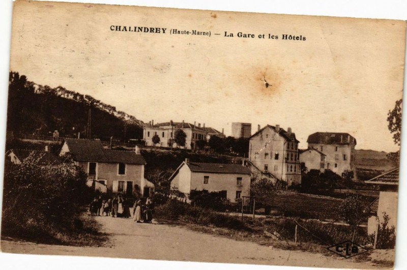Carte postale ancienne Chalindrey - La Gare et les Hotels à Chalindrey