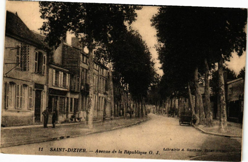 Carte postale ancienne Saint-Dizier - Avenue de la Republique à Saint-Dizier